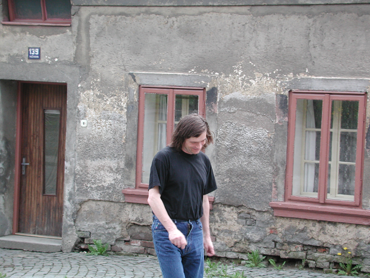 Jaroslav Fiala in front of Balizek house.jpg 396.0K